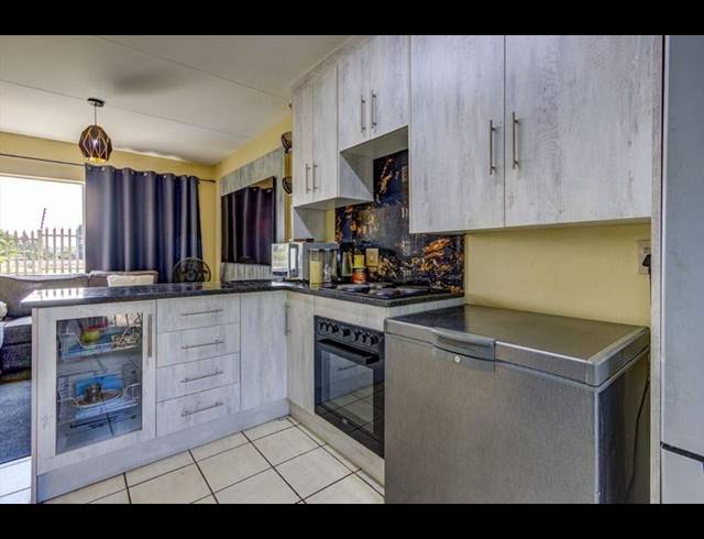 2 BEDROOM TOWNHOUSE FOR SALE IN FREEWAY PARK